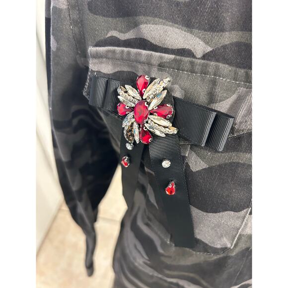 Anna Cai Embellished Camo Utility Jacket w/ Jeweled Shoulders & Bow Detail med - Picture 6 of 7